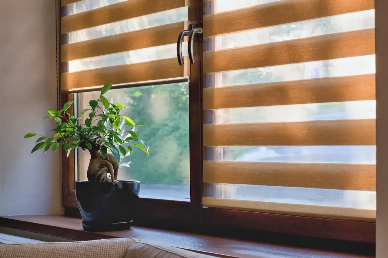 Montaż rolet dzień-noc: Ile kosztuje i jak obniżyć cenę?