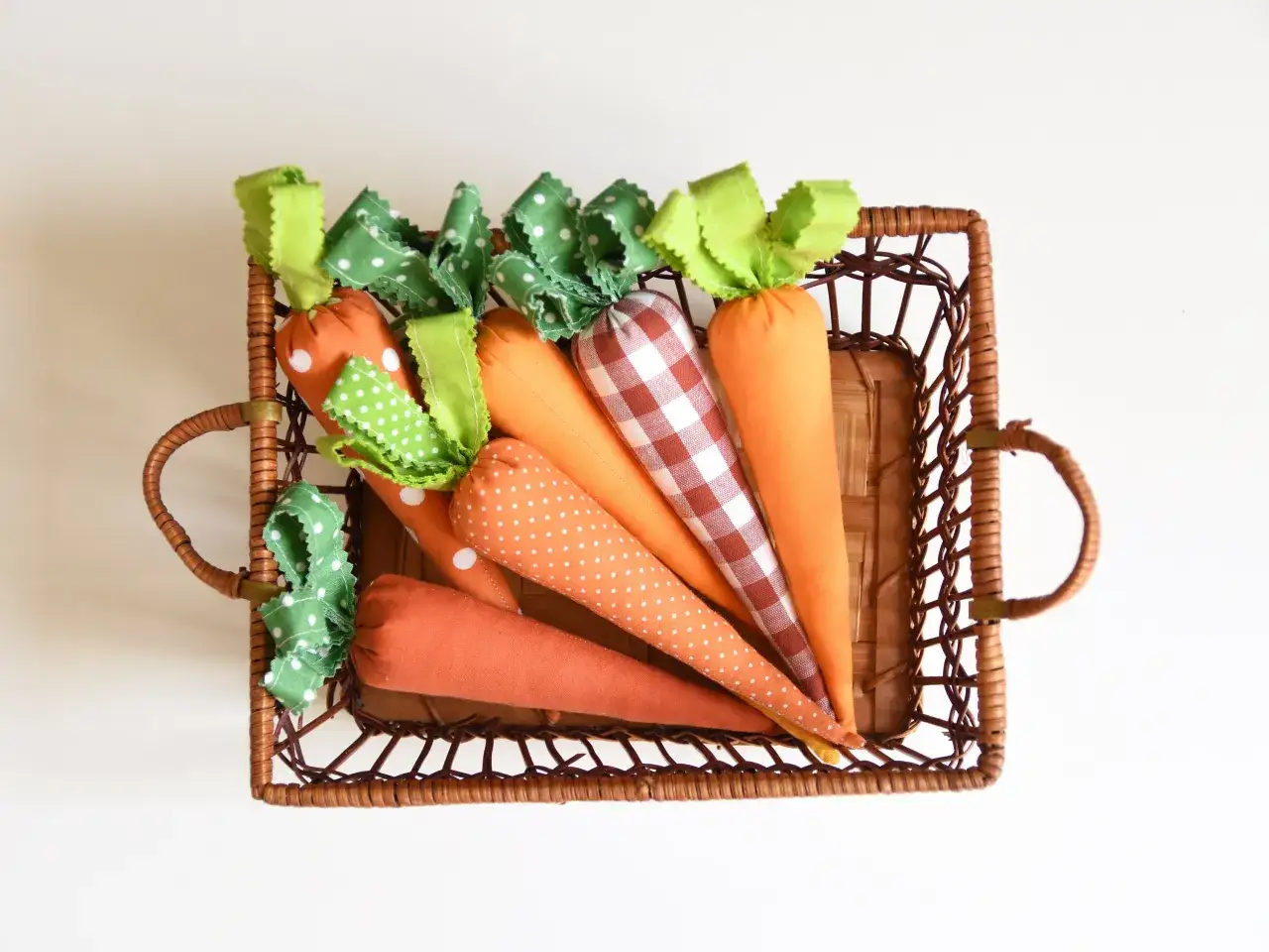 Urocze, materiałowe marchewki w koszyku. Dowiedz się, jak uszyć marchewkę na wielkanocne dekoracje.