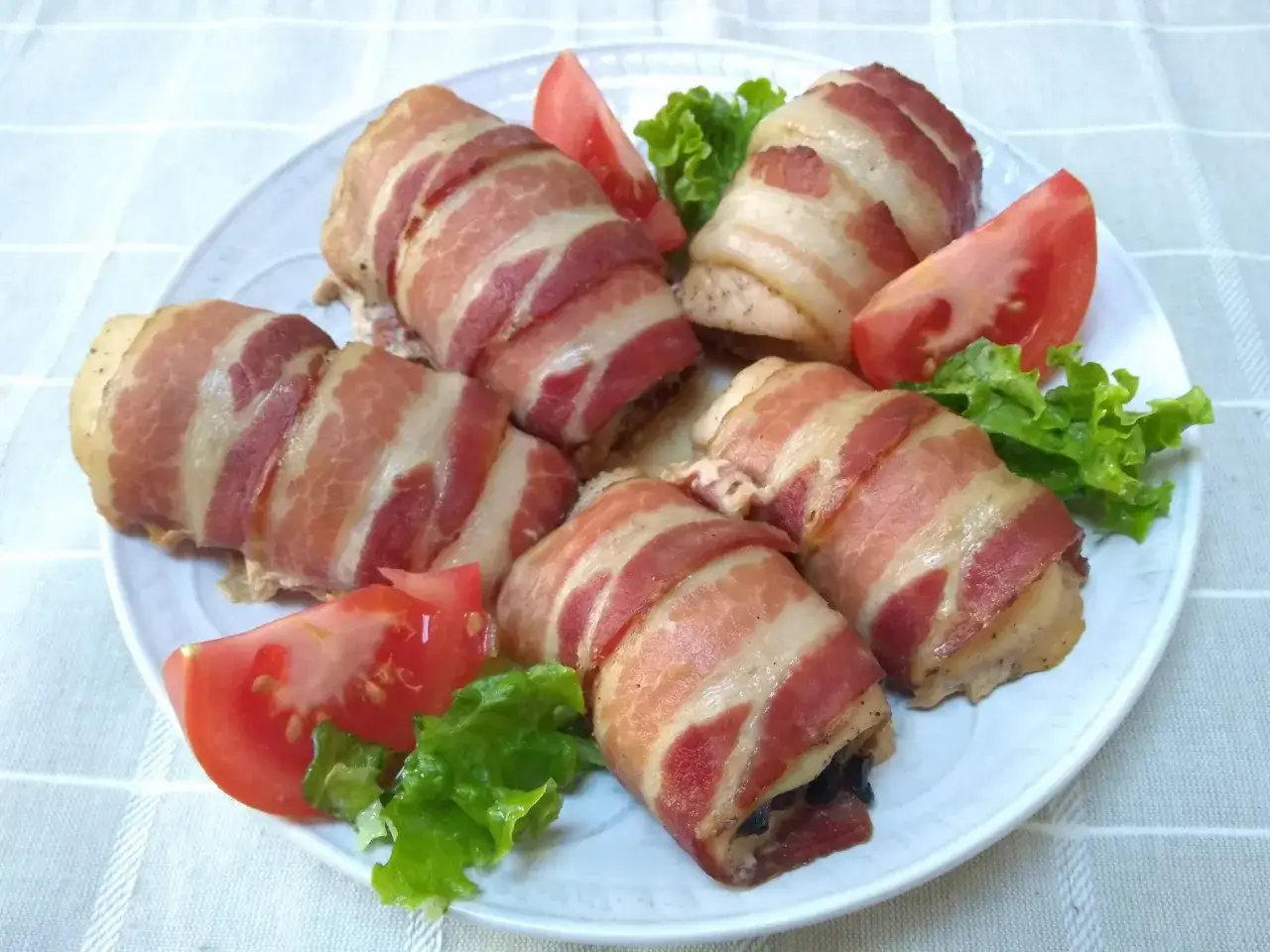 Pyszne roladki drobiowe zawijane boczkiem z serem i pomidorami