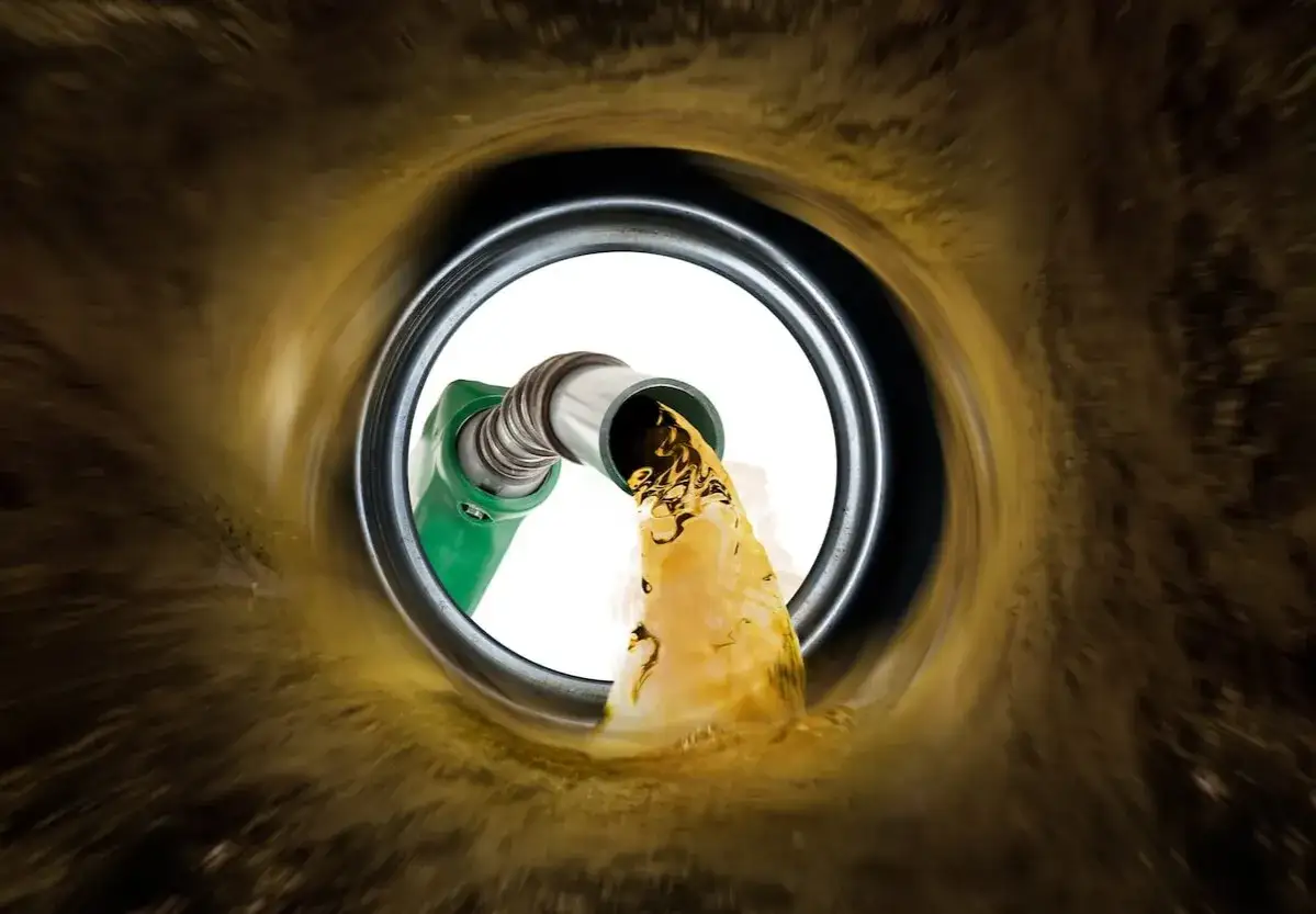 Czy diesel pojedzie na benzynie? Skutki błędnego tankowania