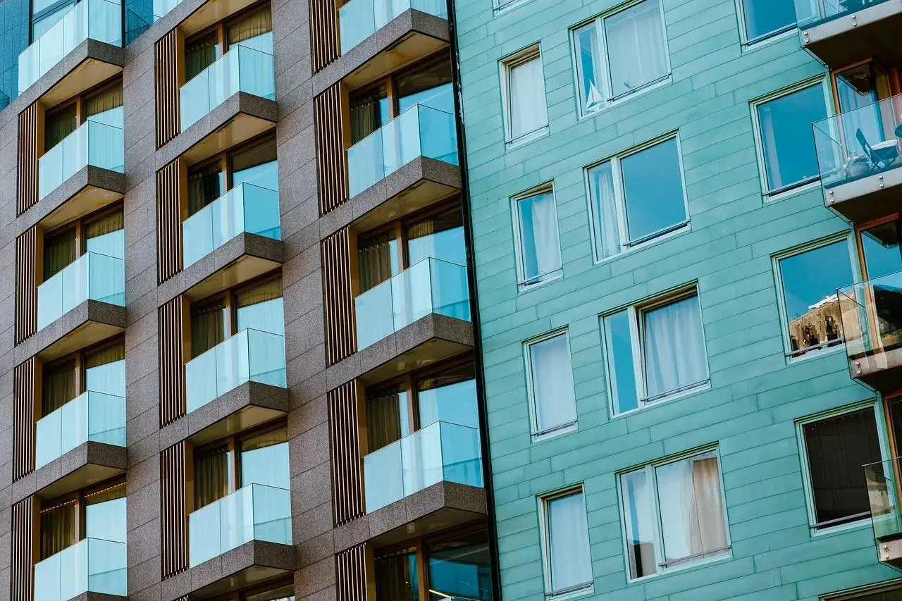 Nowoczesne budynki z balkonami i oknami. Idealne miejsce na wynajem, być może z dofinansowaniem do wynajmu mieszkania.
