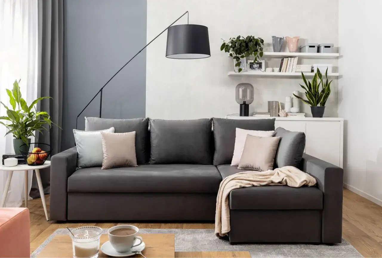 Jak urządzić pokój dzienny z sypialnią w bloku, by zyskać przestrzeń?