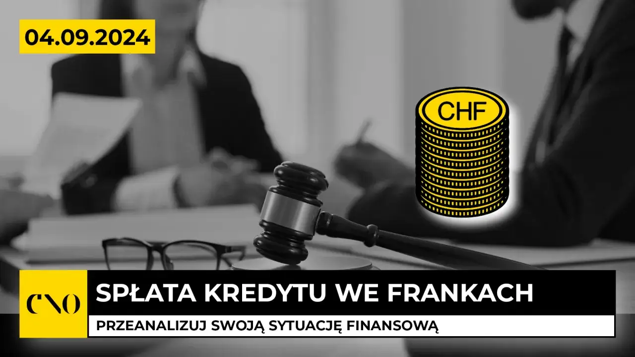 Młotek sędziowski, stos monet CHF i dokumenty na tle osób w garniturach.