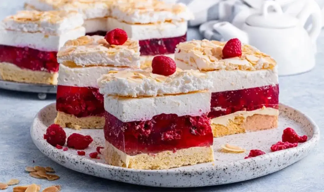 Przepis na ciasto malinowa chmurka z bezą, które zachwyci każdego