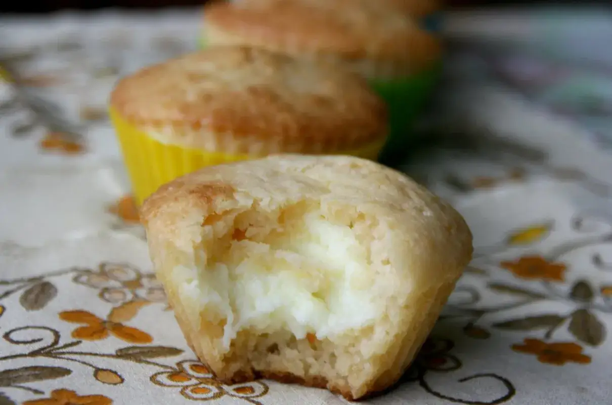 Babeczki z budyniem: Nadzienie nigdy nie wypłynie! Sprawdź trik