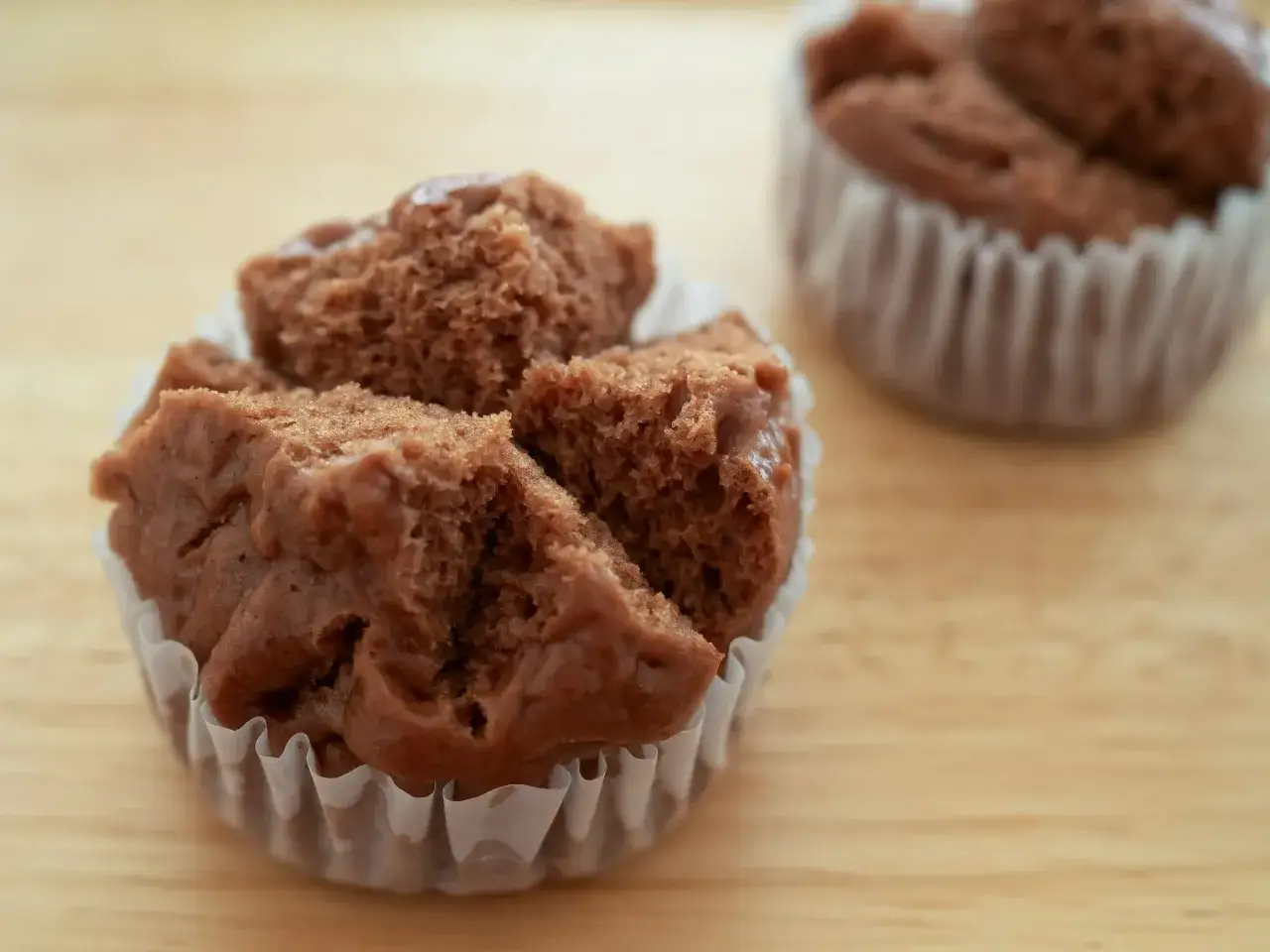 Ile piec babeczki? Sekrety puszystych muffinek bez zakalca.