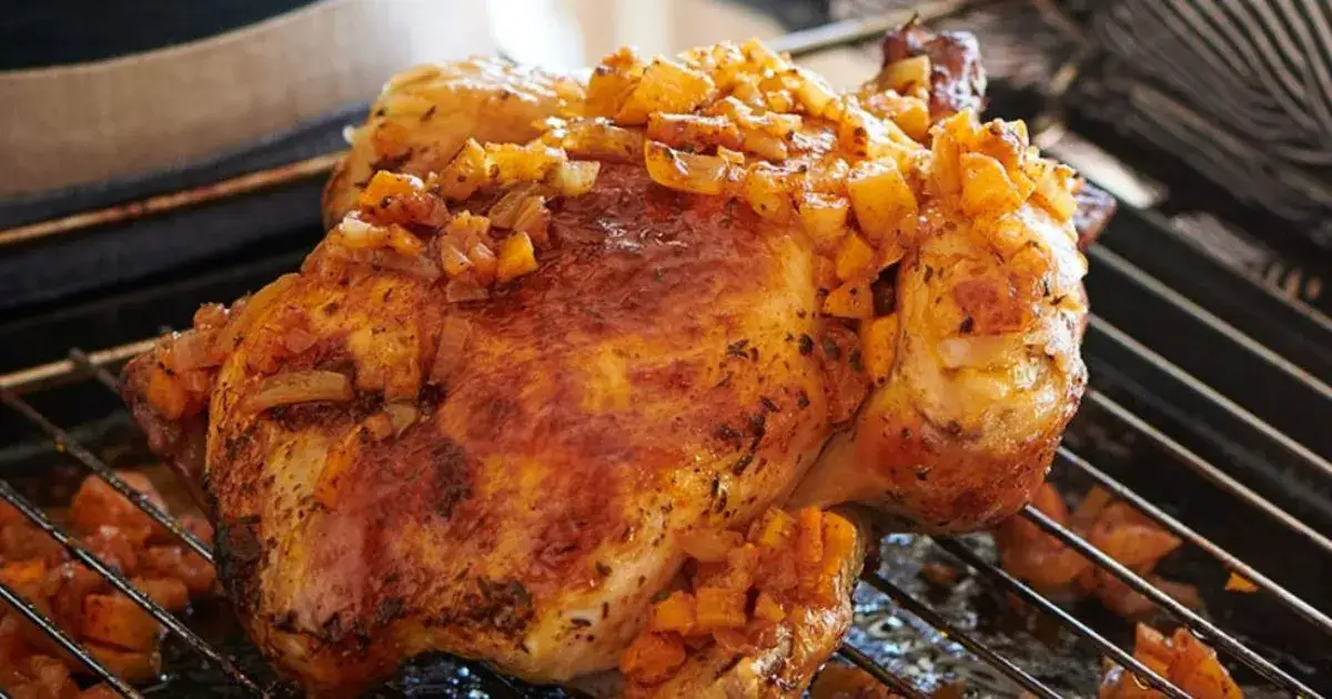 Czym natrzeć kurczaka do pieczenia, aby był soczysty i aromatyczny