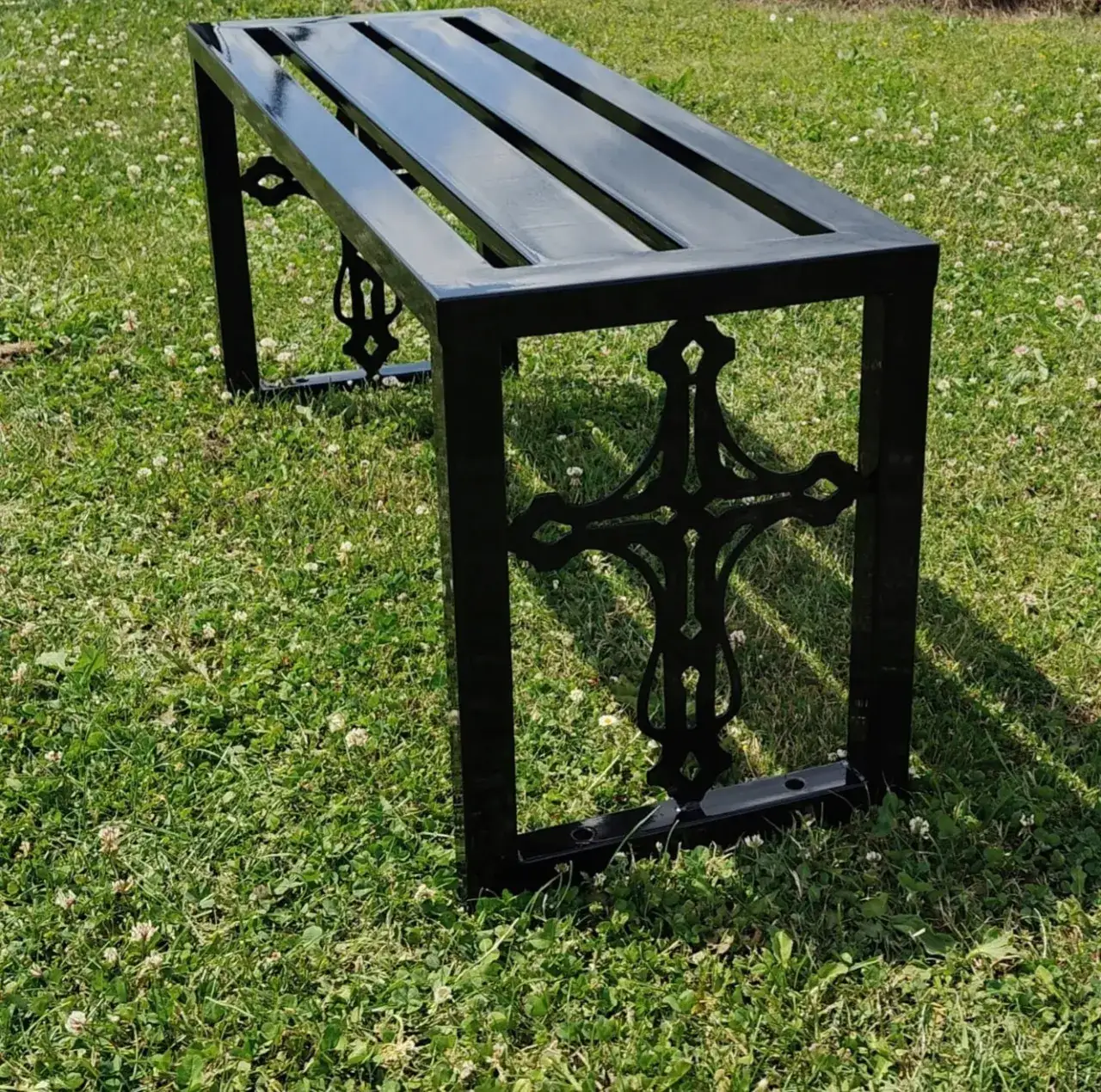 Ile kosztuje montaż ławki na cmentarzu? Zaskakujące ceny i opcje