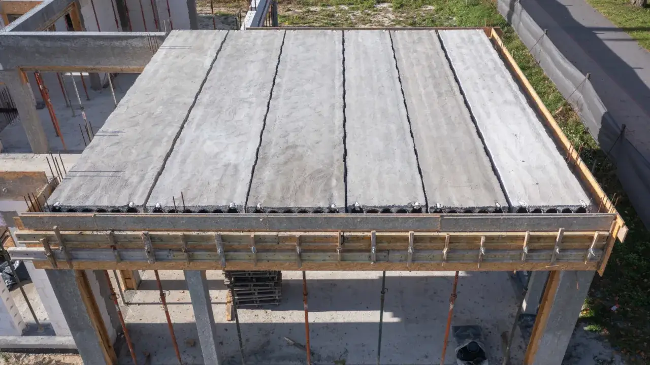 Płyta żerańska na budowie. Zastanawiasz się, ile waży płyta żerańska? To pytanie nurtuje wielu budowlańców.