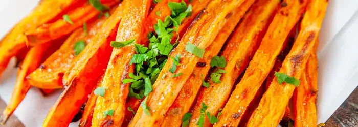 Frytki z batatów: z czym podawać? Sprawdzone przepisy i inspiracje
