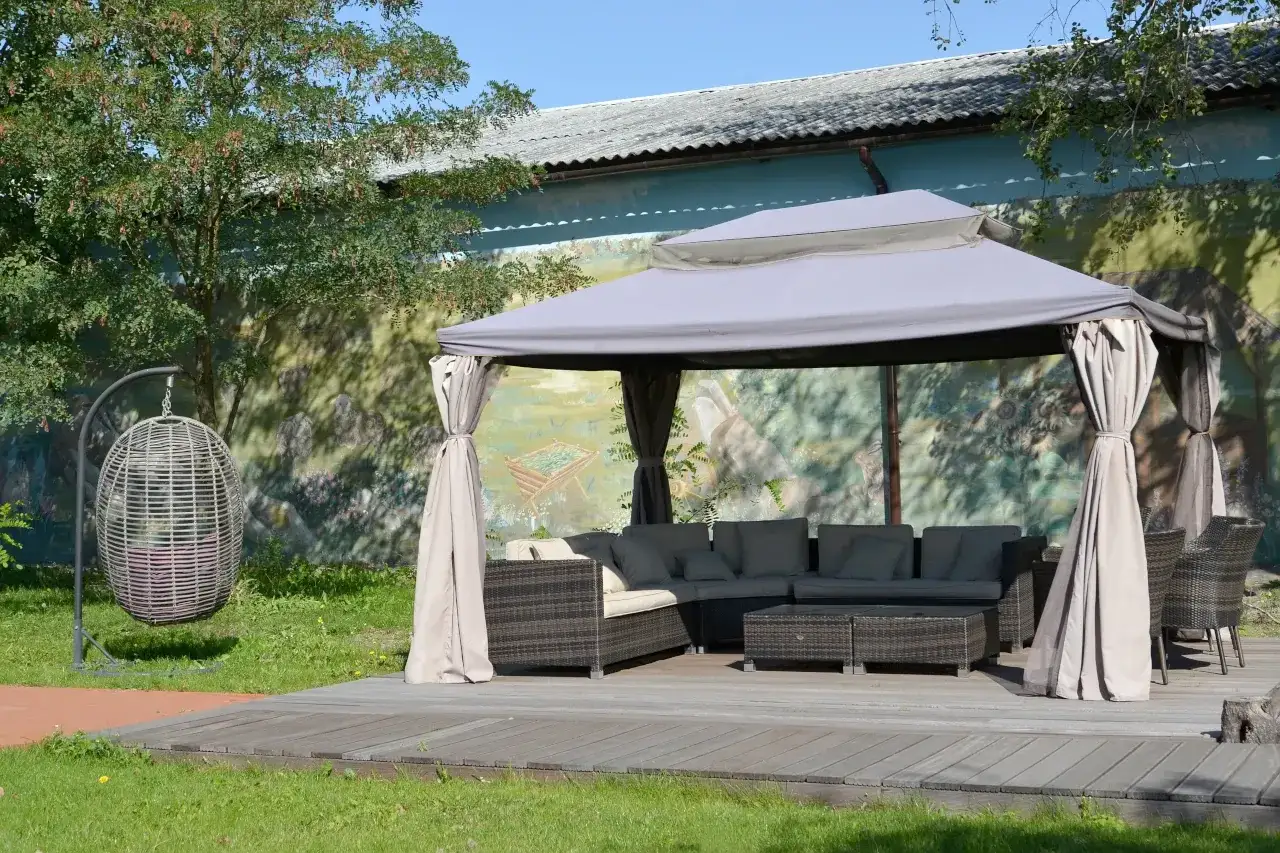 Pawilon ogrodowy: jaki materiał wybrać? Poradnik na polski klimat