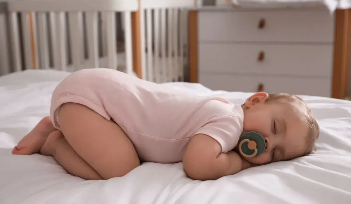 Dlaczego dziecko śpi z pupą do góry? Odkryj naturalne powody
