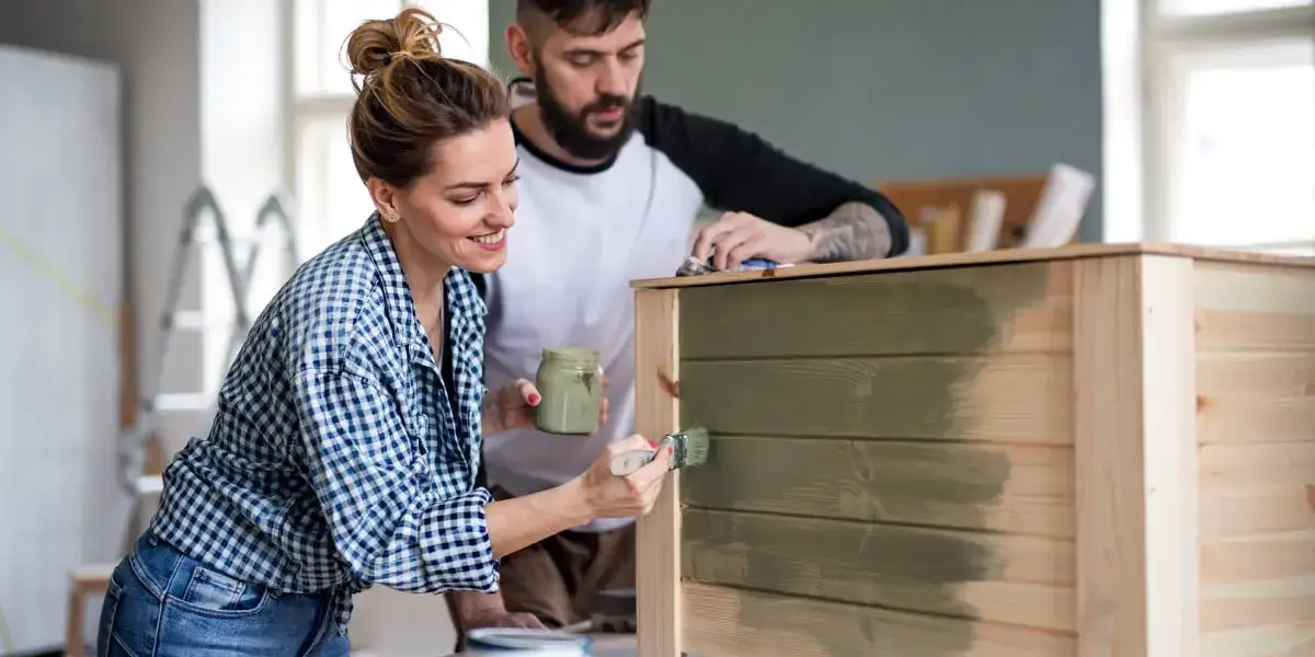 Jaką farbą pomalować meble, aby uzyskać trwały efekt i styl?