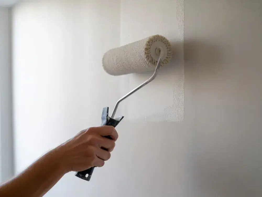 Jakim wałkiem malować ściany? Wybierz idealny i uniknij smug!