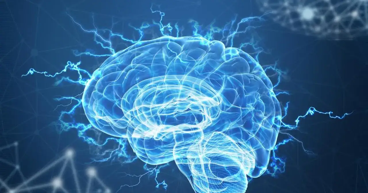 Błękitny, świetlisty mózg otoczony błyskawicami na tle sieci neuronowej.