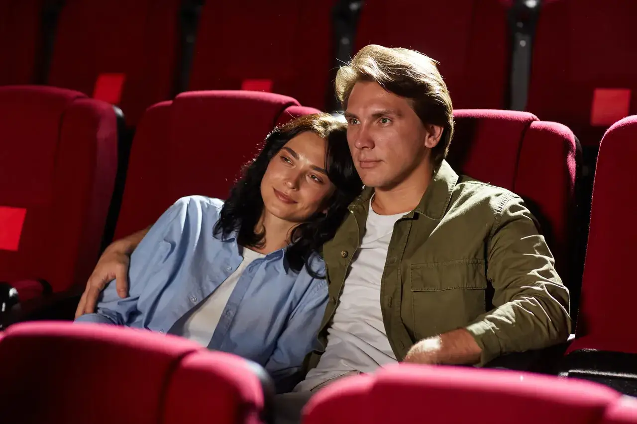 Para zakochanych w kinie, szukająca najlepszych filmów o miłości 2026.