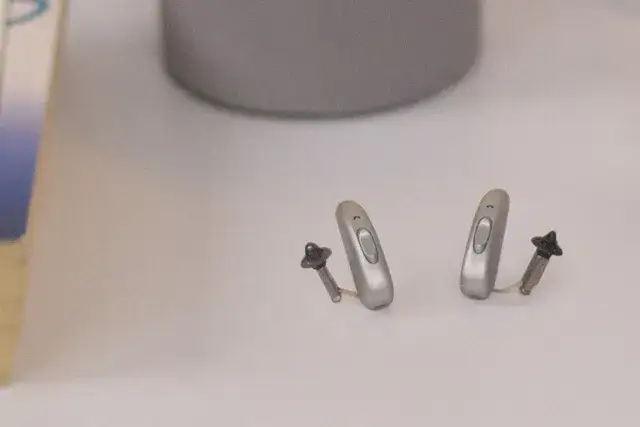 Aparat słuchowy na baterie czy akumulator – co wybrać, aby oszczędzać?