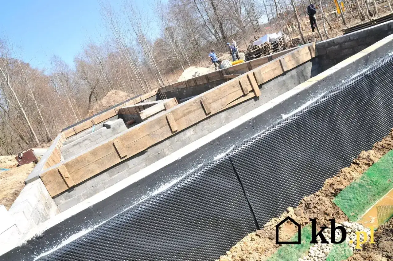 Izolacja fundamentów: Koszty 2026 i jak nie przepłacić?