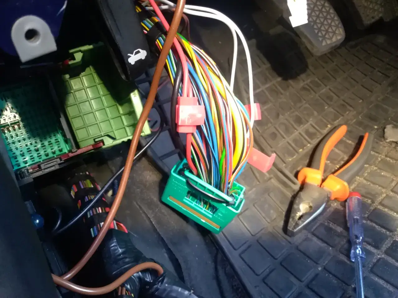 Jak podłączyć centralny zamek Opel Astra G? Pełny przewodnik DIY