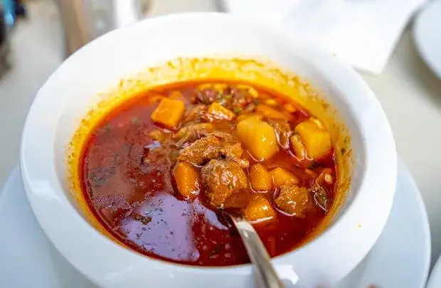 Przepis na Zupę Gulaszową: Sekretny Smak i Proste Wykonanie