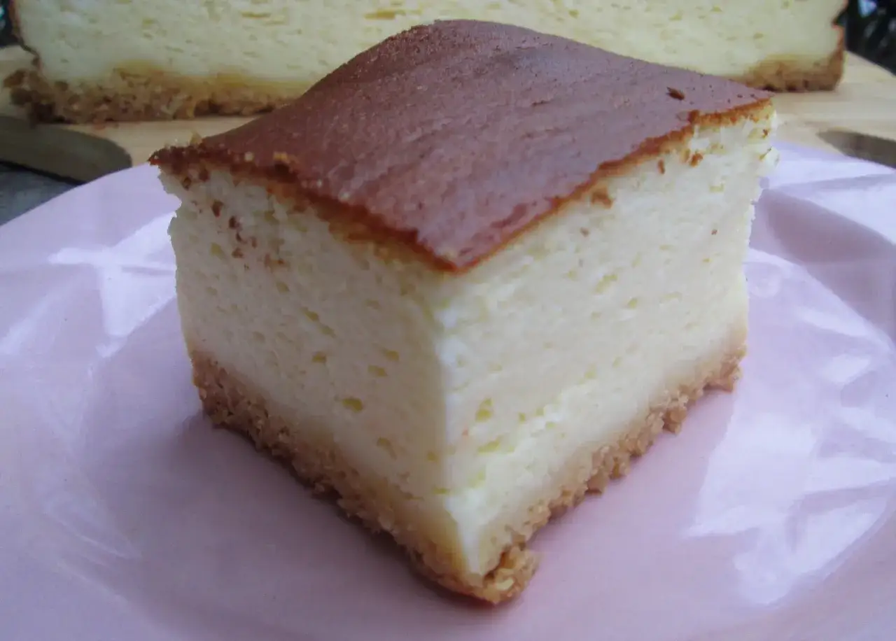 Sernik jak za dawnych lat – przepis na smak dzieciństwa w Twojej kuchni