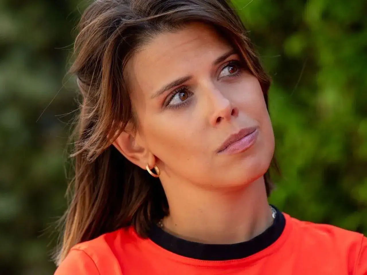 Brunetka w pomarańczowej bluzce z kolczykiem w uchu, zastanawia się, kto niespodziewanie opuścił plan zdjęciowy hitowego serialu w tym tygodniu.