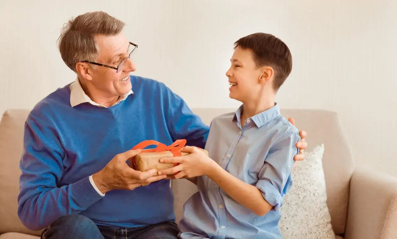 Prezent dla seniora na święta: Pomysły, które wzruszą i ucieszą.