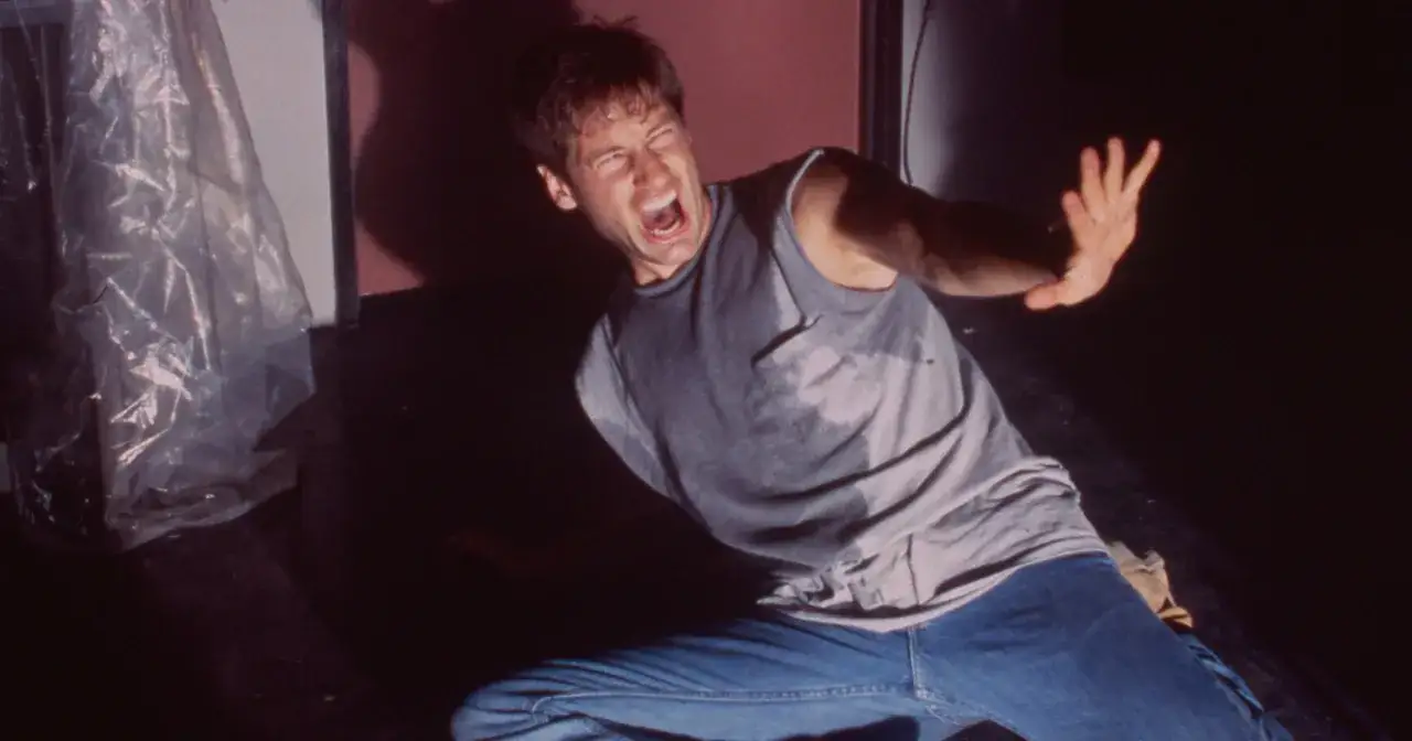 Z archiwum X: Agent Scully krzyczy w przerażeniu, odpychając niewidzialne zagrożenie.