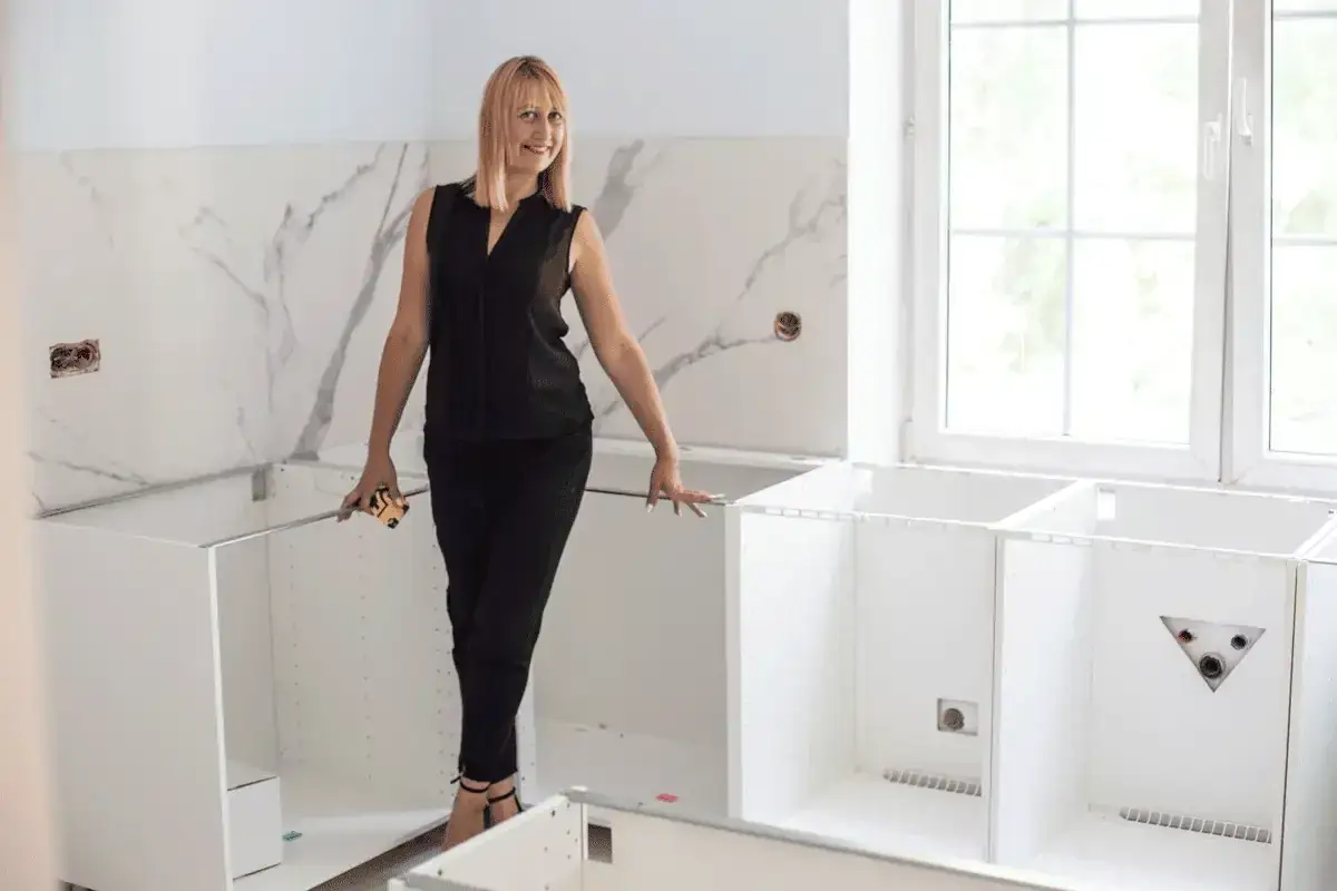 Bezpieczny montaż szafek IKEA? Klucz to kołki do ściany!