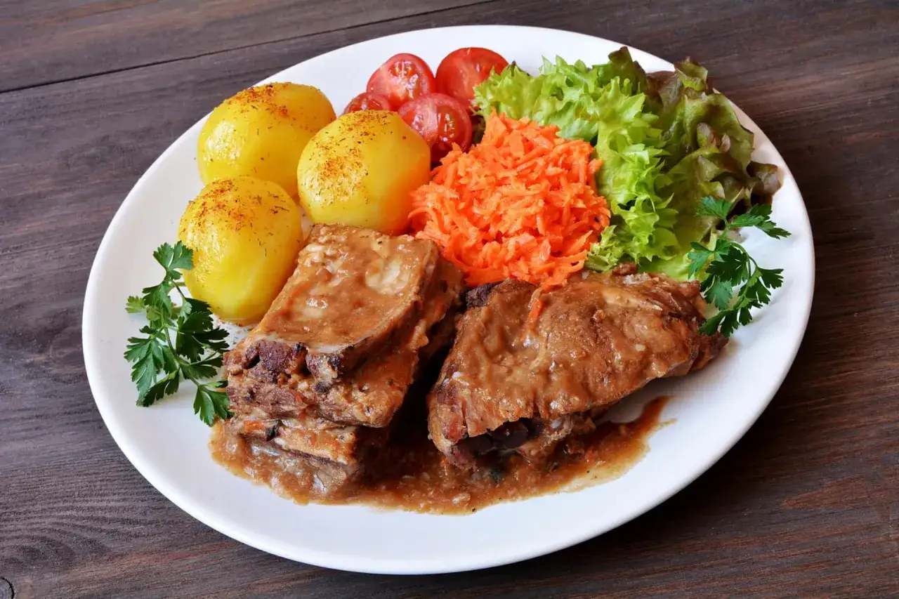 Obiad: 100+ pomysłów na szybkie, tanie i zdrowe dania na każdy dzień