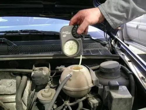 Jak sprawdzić drożność chłodnicy i uniknąć przegrzania silnika