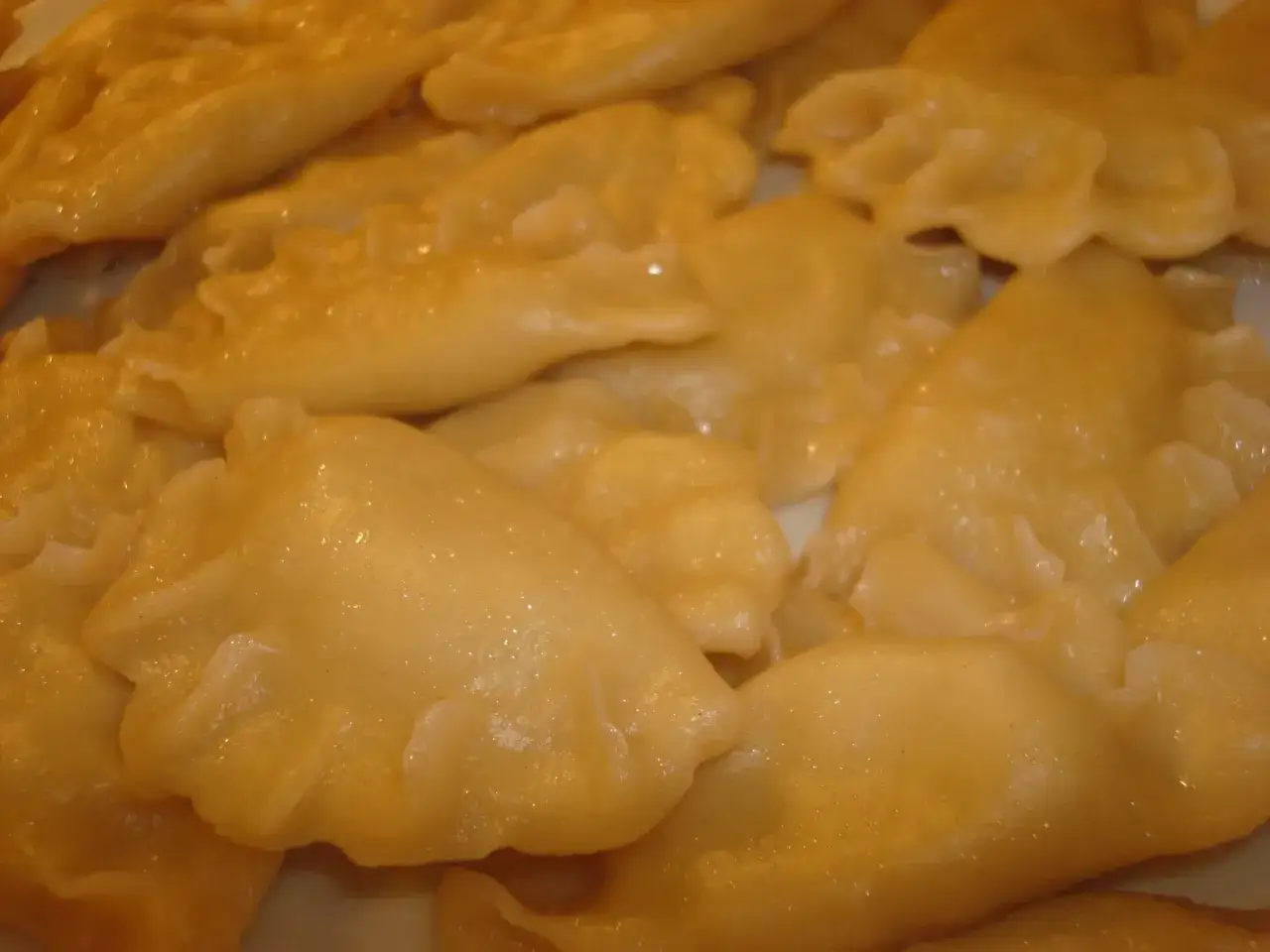 Najlepsze ciasto na pierogi z mąki krupczatki – prosty przepis bez błędów