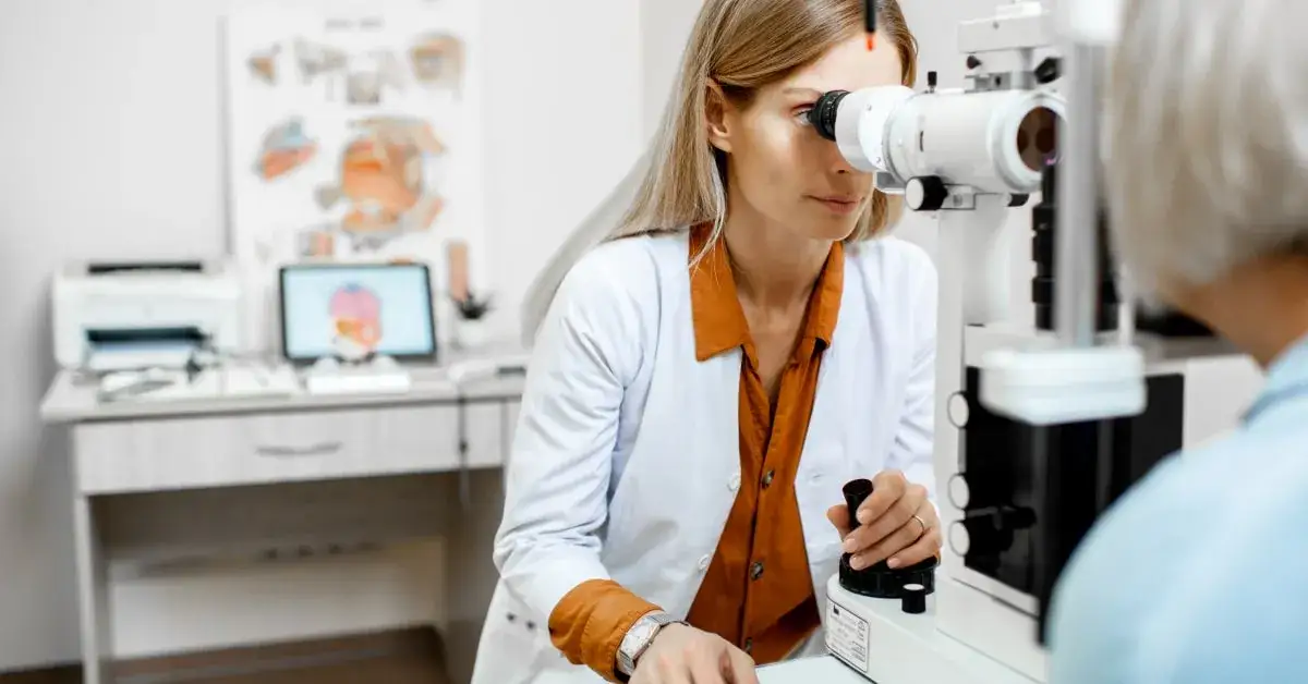 Badanie wzroku 2025: Ile kosztuje wizyta u okulisty i optometrysty?