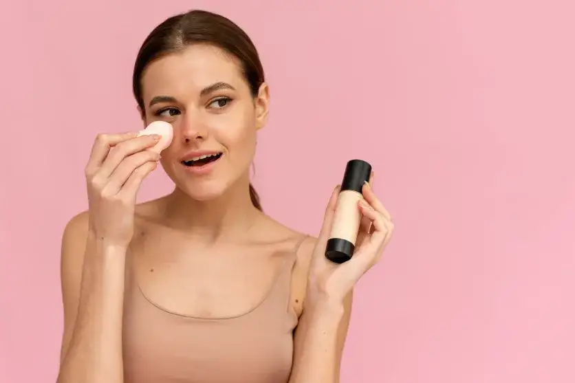 Jaką bazę pod makijaż dla cery dojrzałej wybrać, by uniknąć zmarszczek?