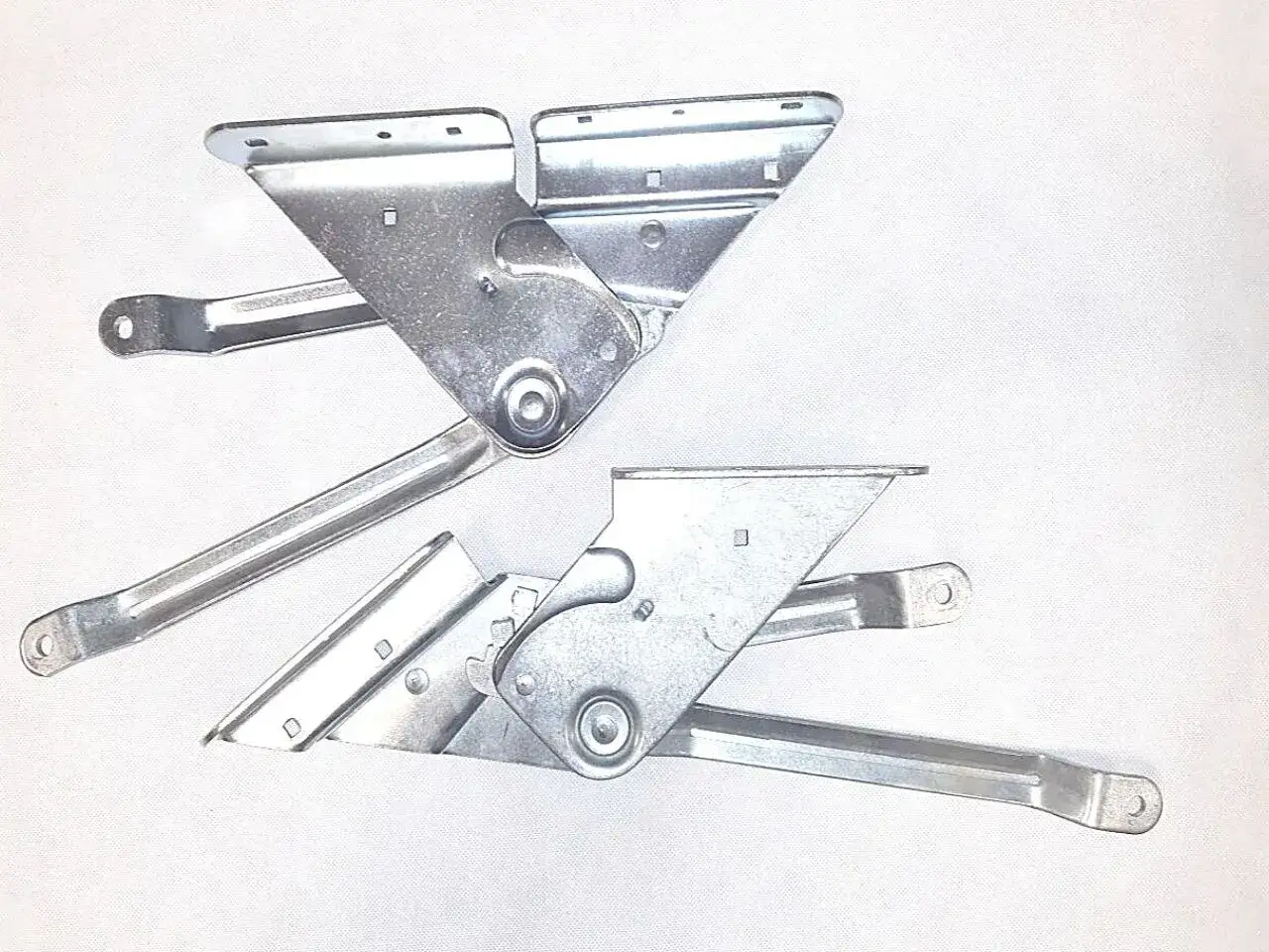 Metalowe podnośniki do wersalki, gotowe do montażu. Zobacz, jak zamontować podnośnik do wersalki, by cieszyć się funkcjonalnością mebla.