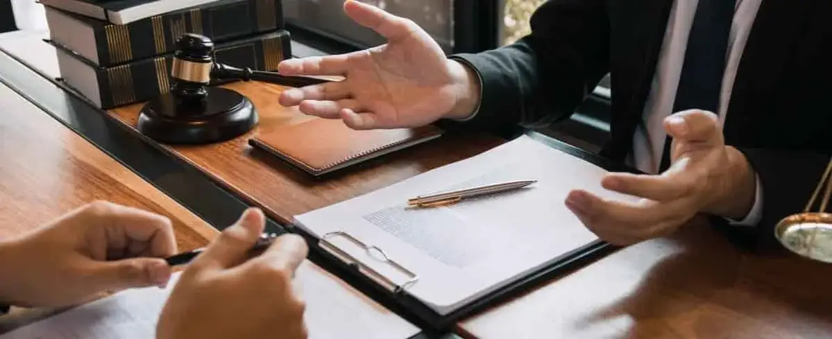 Kiedy płaci się adwokatowi za sprawę? Poznaj ważne szczegóły płatności