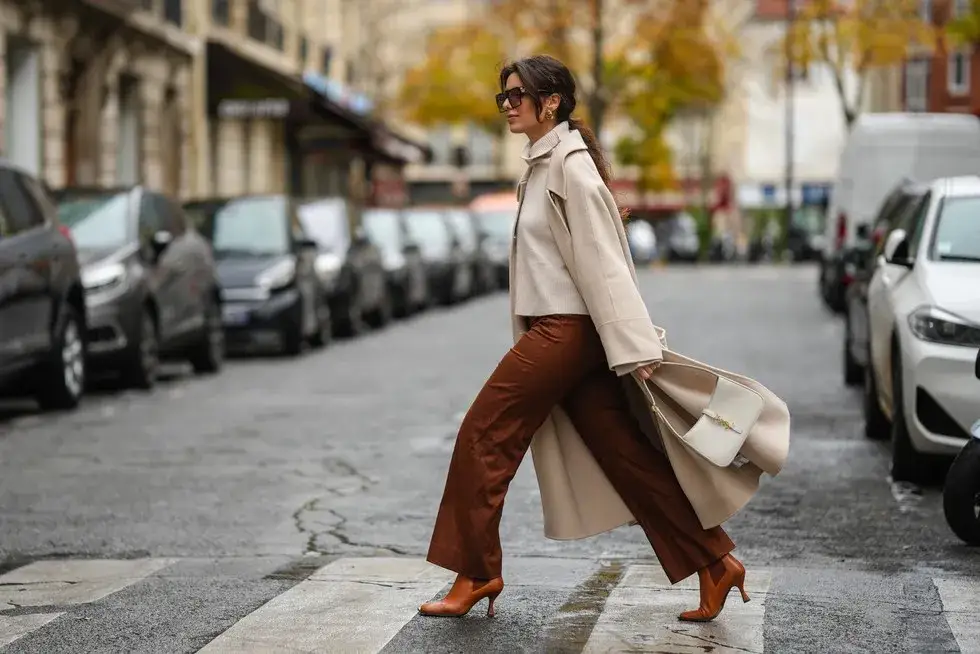 Karmelowe spodnie: 20+ stylizacji na każdą okazję. Bądź modna!