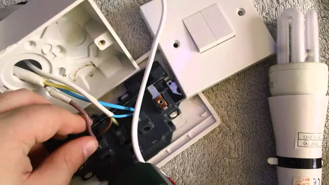 Schemat jak podłączyć włącznik światła z gniazdka - uniknij błędów