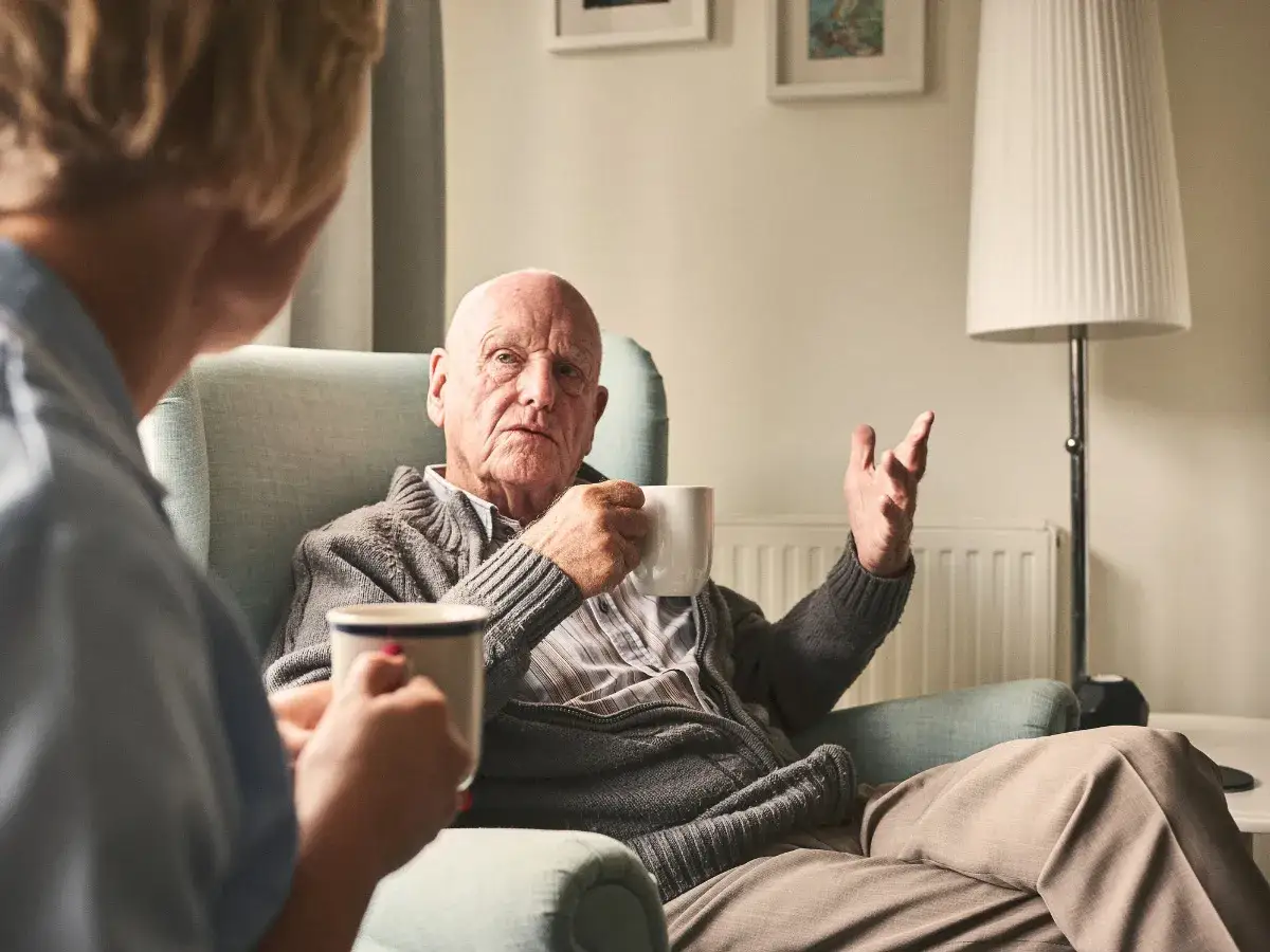 Jak opiekować się osobą starszą w domu, aby zapewnić jej komfort i bezpieczeństwo