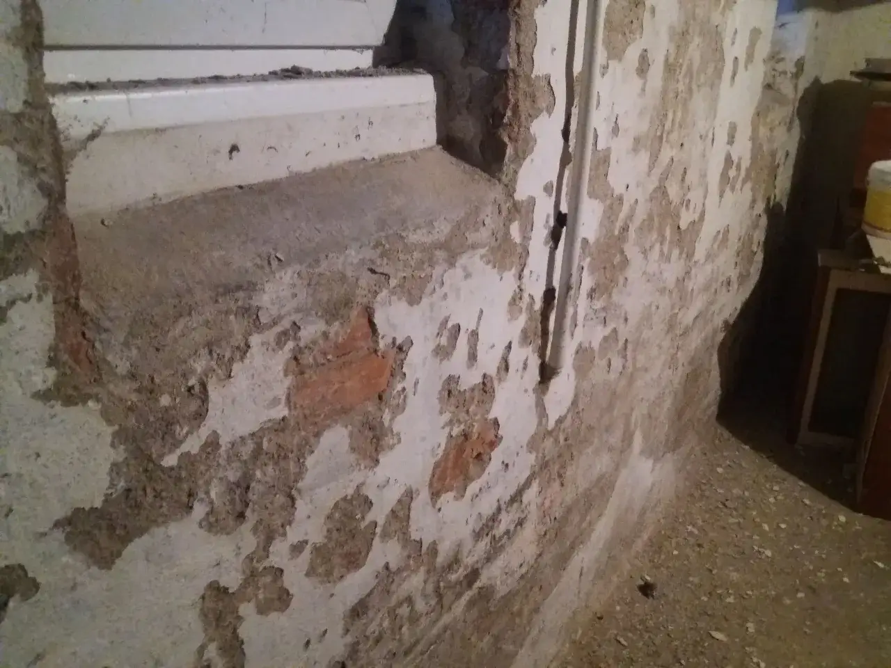 Sypiący się tynk? Wzmocnij go! Poradnik krok po kroku