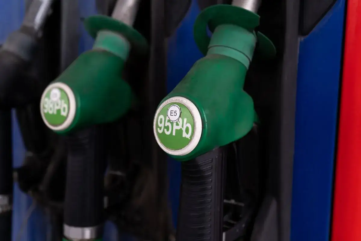 Dwie zielone końcówki dystrybutorów paliwa z oznaczeniami 95Pb E5 i 98Pb.