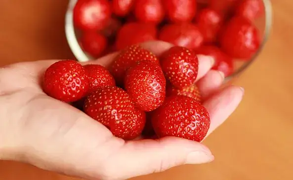 Ile kcal ma 1 truskawka? Zaskakująca kaloryczność owocu