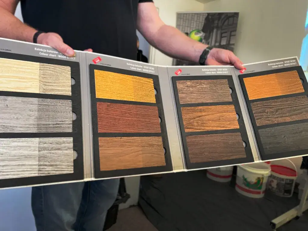 Jak zrobić imitację deski na elewacji – prosty sposób na efekt drewna bez kosztów