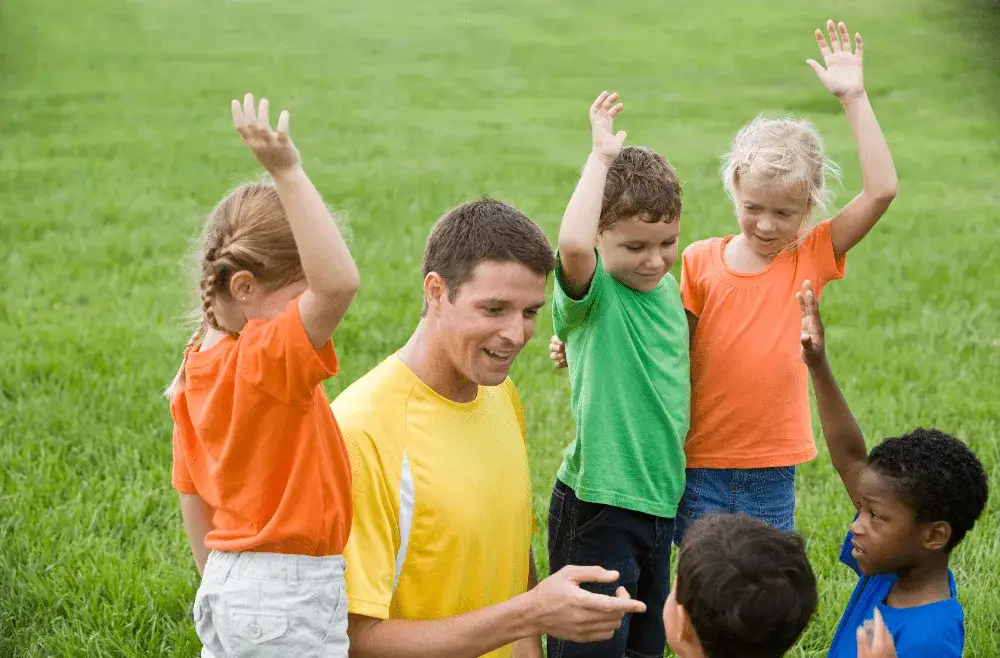 Czy kierownik kolonii może być jednocześnie wychowawcą? Sprawdź zasady.