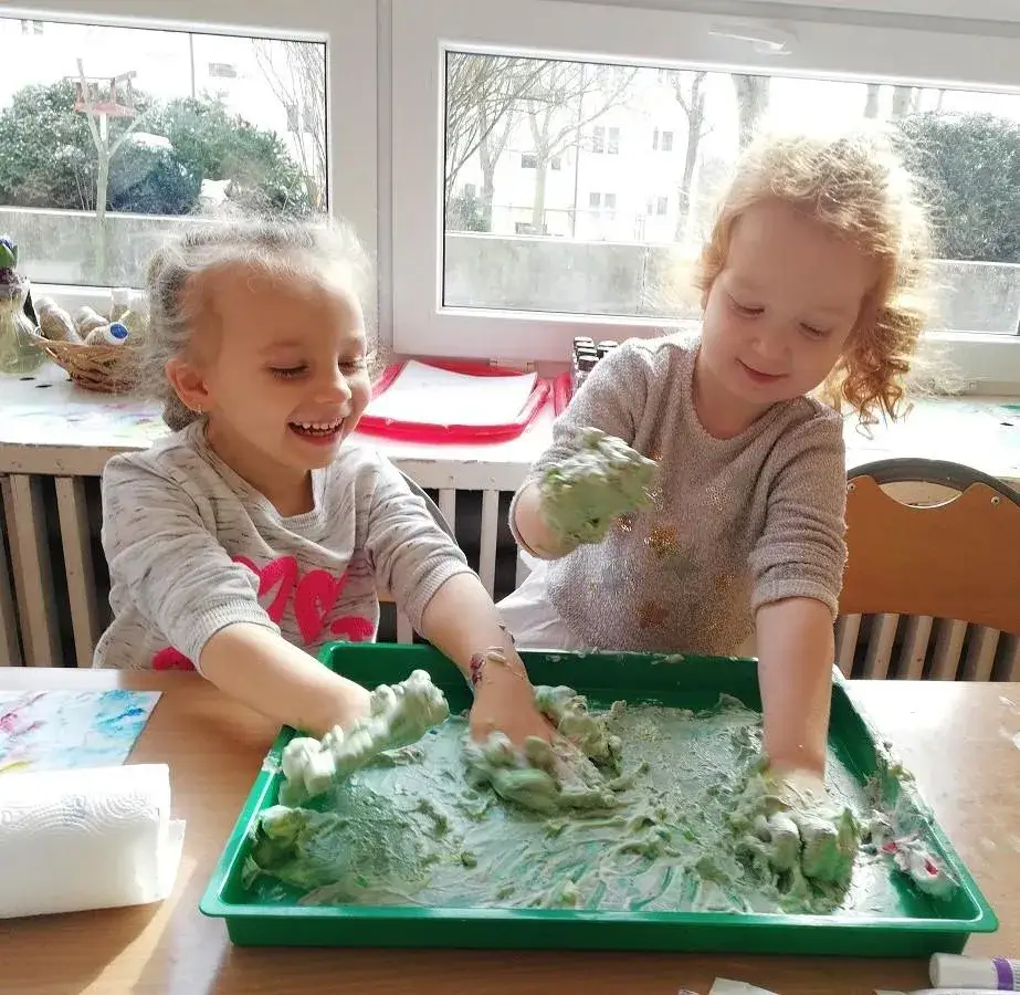 Eksperyment z pianką do golenia: kreatywne zabawy naukowe dla dzieci