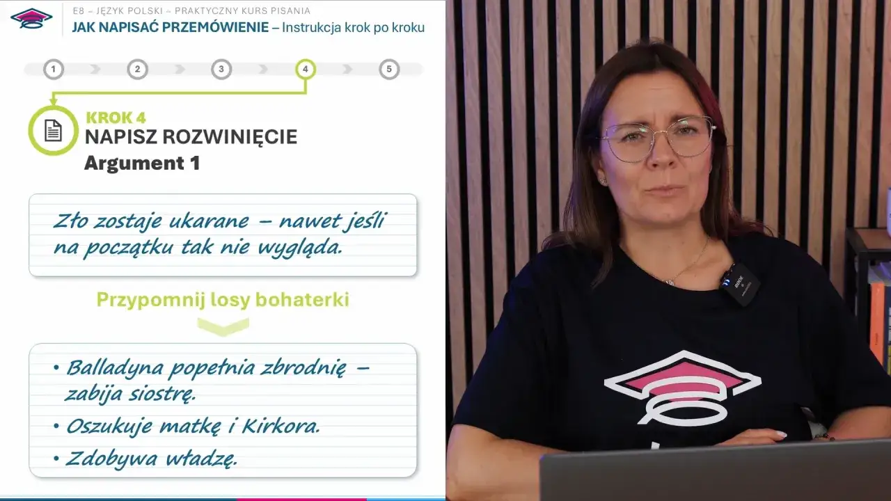 Kobieta w okularach i czarnej koszulce z symbolem czapki absolwenta, obok planszy z instrukcją pisania rozprawki.