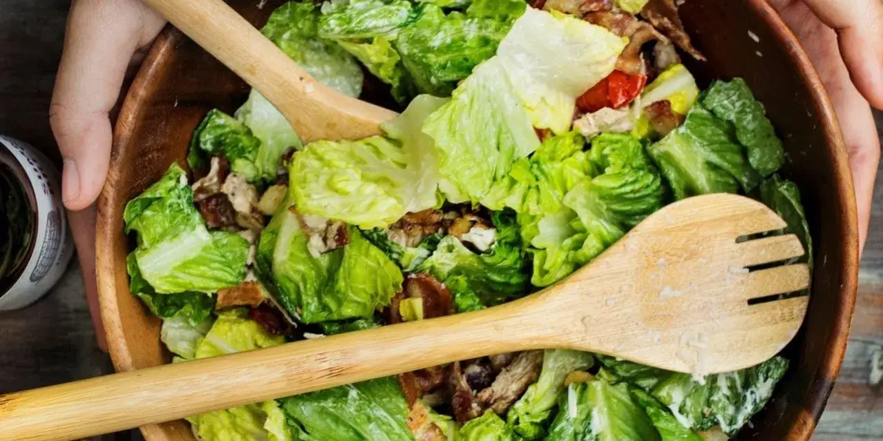 Najlepsze sosy do sałatek, które odmienią Twoje dania na zawsze