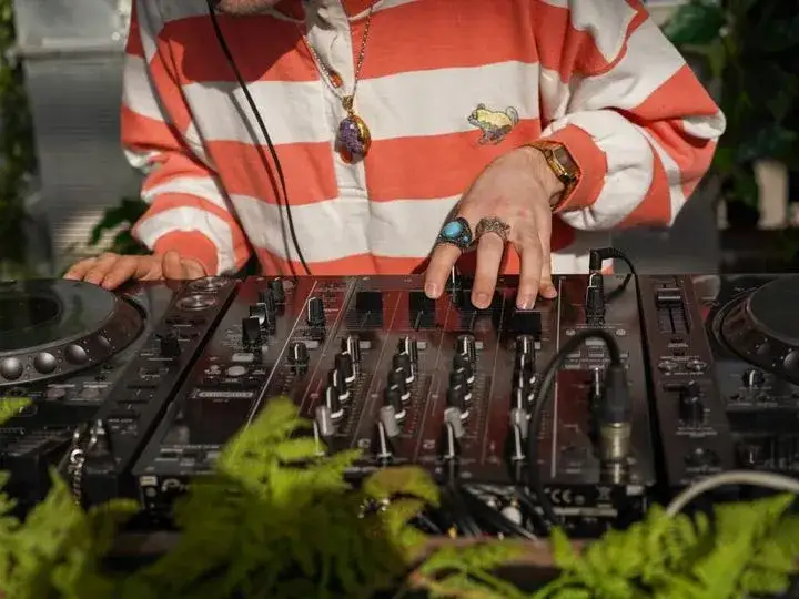 Jaka konsola DJ na początek? Wybierz idealny kontroler dla siebie!