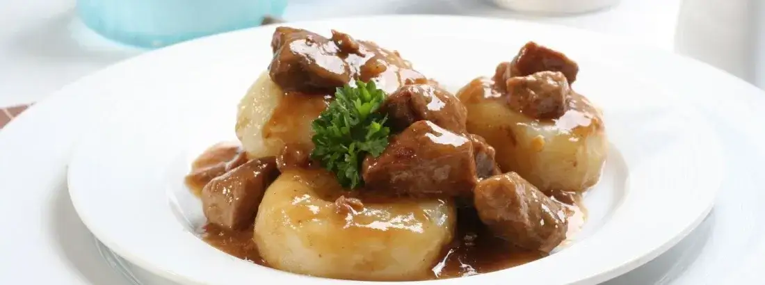 Jakie mięso do klusek śląskich? Odkryj najlepsze połączenia smakowe