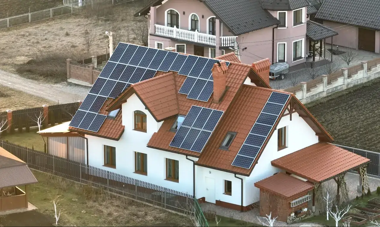 Dach z panelami słonecznymi. Czy ocieplenie dachu można odliczyć od podatku? Warto sprawdzić, bo inwestycja w ekologiczne rozwiązania się opłaca.